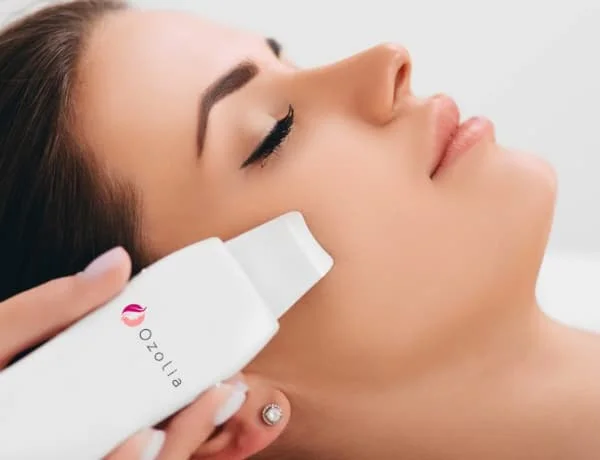 Jeune femme radieuse se faisant les soins du visage