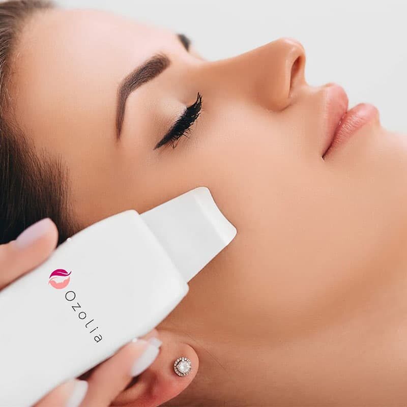 Jeune femme se faisant les soins du visage