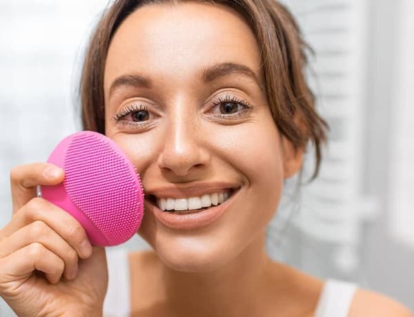 Jeune femme se nettoyant le visage avec Splendia