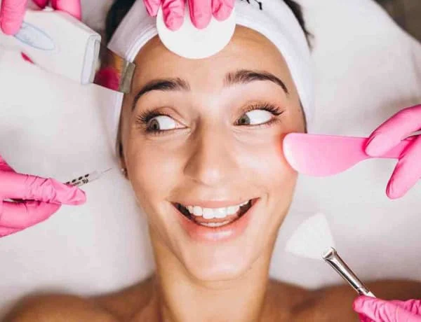 Photo montrant le visage d'une jeune femme en train de se faire faire 5 soins différents du visage